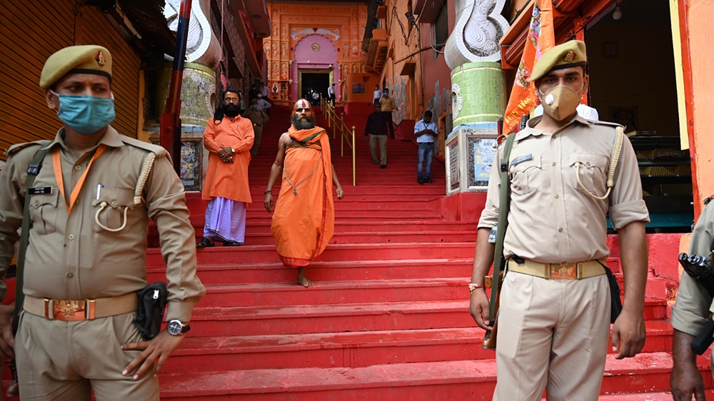 epa08584537 Police stand guard ahead of the arrival of Indian Prime Minister Narendra Modi in Ayodhya, Uttar Pradesh, India, 05 August 2020. Indian Prime Minister Narendra Modi is scheduled to lay the