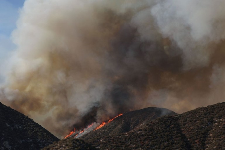 Heatwave conditions hamper U.S. fire crews