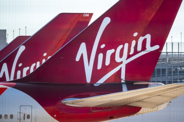 Пътнически самолет Virgin Atlantic летящ от Лондон до Ню Йорк