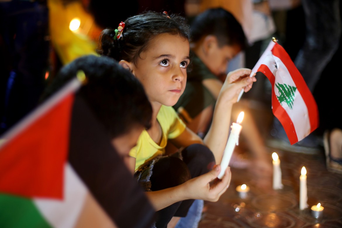 Palestinians light candles to show solidarity with the Lebanese people following Tuesday''s blast in Beirut''s port area, in Rafah in the southern Gaza Strip August 5, 2020. REUTERS/Ibraheem Abu Mustafa