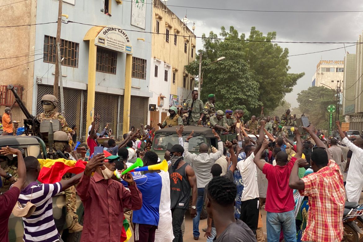 Malian soldiers are celebrated as they arrive at the Indipendence square in Bamako on August 18, 2020. - Mali''s Prime Minister Boubou Cisse called on August 18, 2020, for "fraternal dialogue" with sol