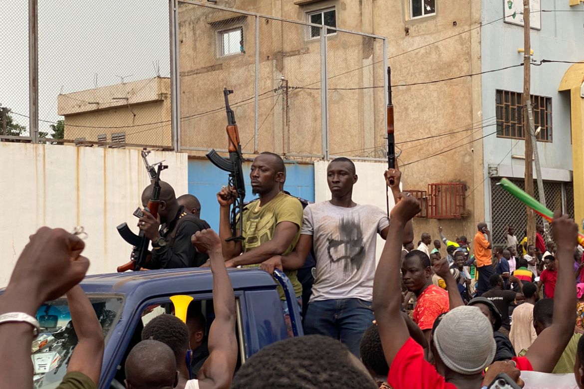 Malian soldiers in civilian clothes are celebrated as they arrive at the Indipendence square in Bamako on August 18, 2020. - Mali''s Prime Minister Boubou Cisse called on August 18, 2020, for "fraterna