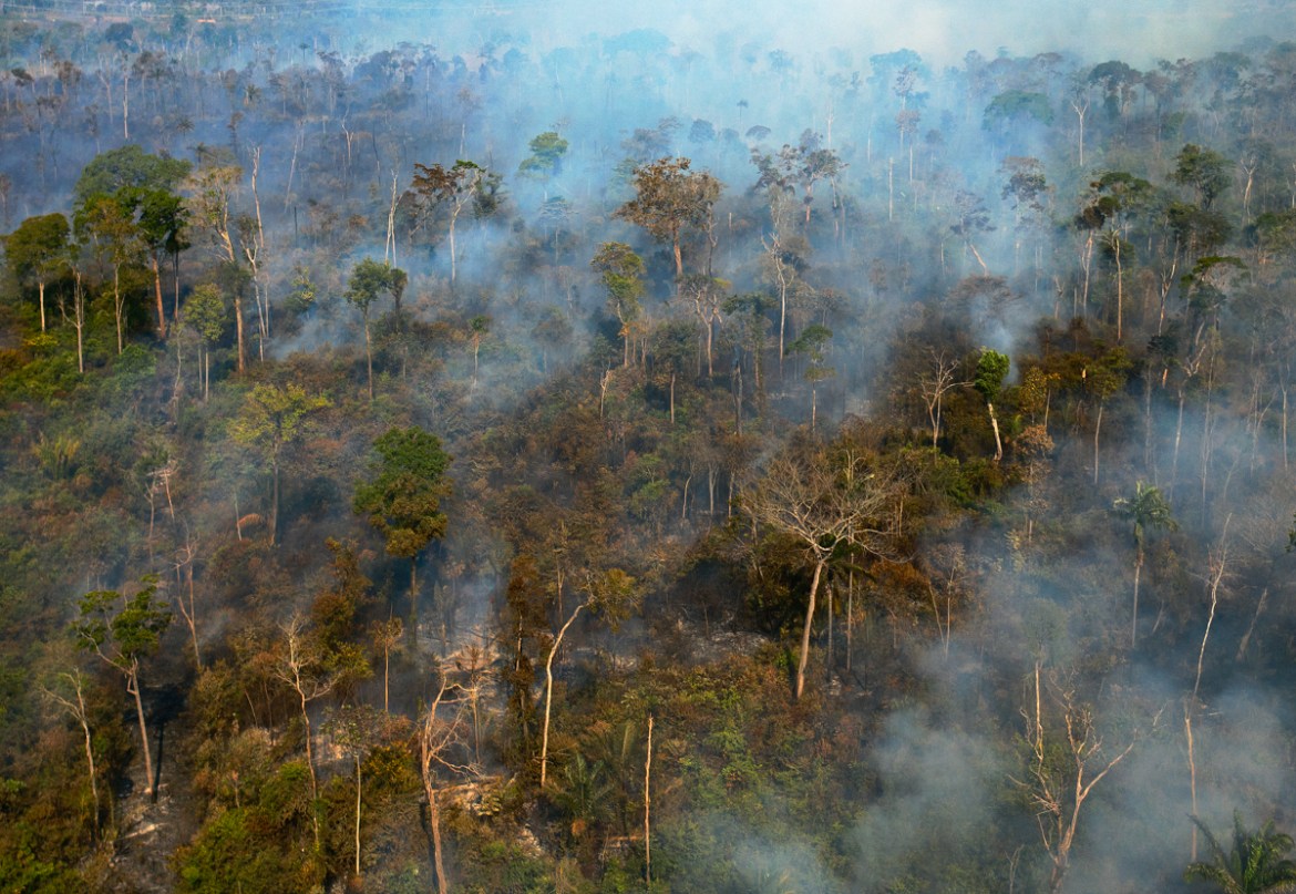 Aerial view showing smoke billowing from a part of the Amazon rainforest reserve north of Sinop, in Mato Grosso State, Brazil, on August 10, 2020. (Photo by Florian PLAUCHEUR / AFP)