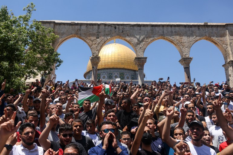Paletinians protest in Al-Aqsa Mosque compoud.