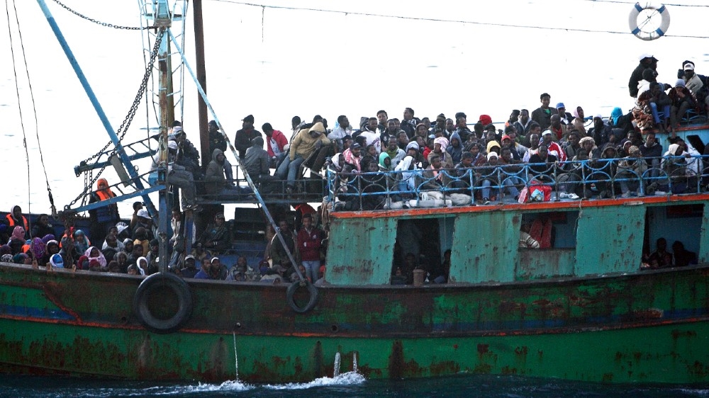 People who fled the unrest in Tunisia arrive at the southern Italian island of Lampedusa April 8, 2011. Italy and France agreed on Friday to carry out joint 