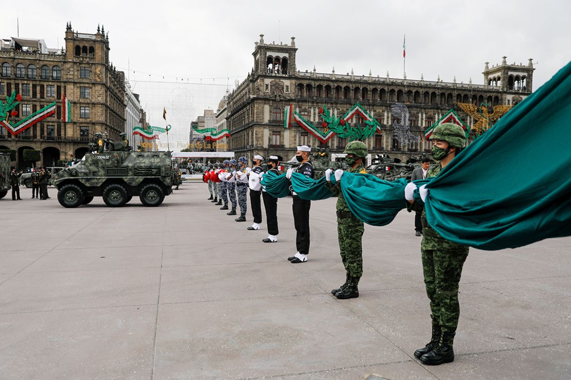 Soldiers and members of Mexico''s National Guard hold a Mexican flag before a military parade to celebrate Independence Day at Zocalo Square in Mexico City, Mexico September 16, 2020. REUTERS/Carlos Ja