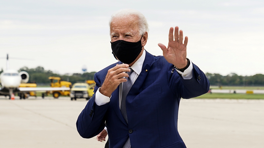 Democratic presidential nominee and former Vice President Joe Biden waves as he arrives at Milwaukee Mitchell International Airport in Milwaukee, Wisconsin, U.S., September 3, 2020. REUTERS/Kevin Lama