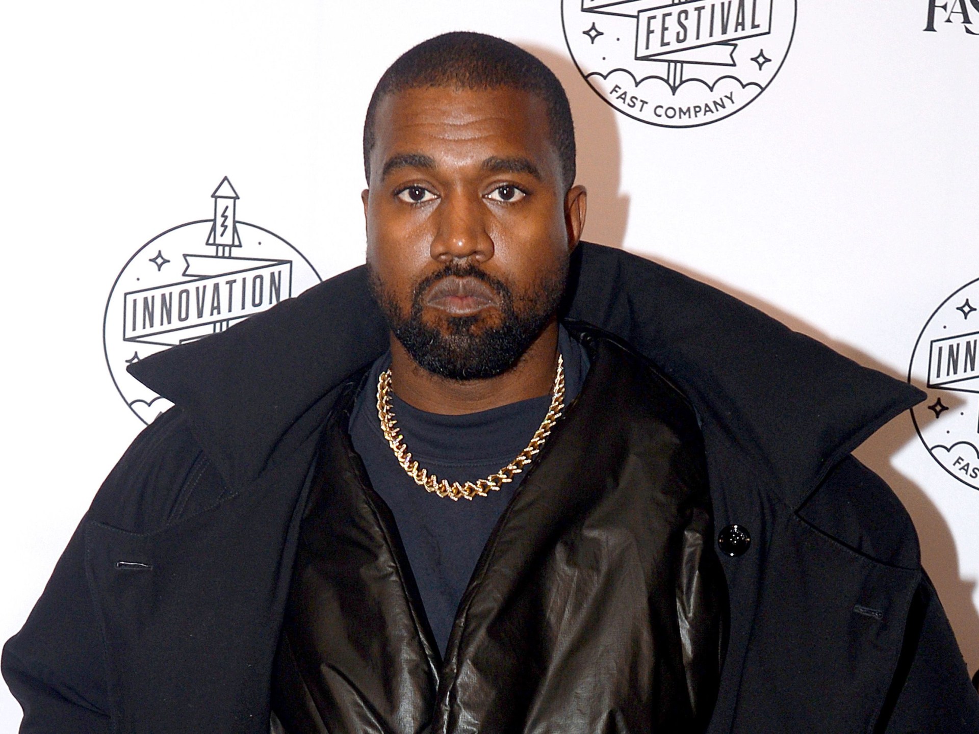 Kanye West eskortujący go z biura Skechers mówi, że marka obuwnicza |  wiadomości o rasizmie