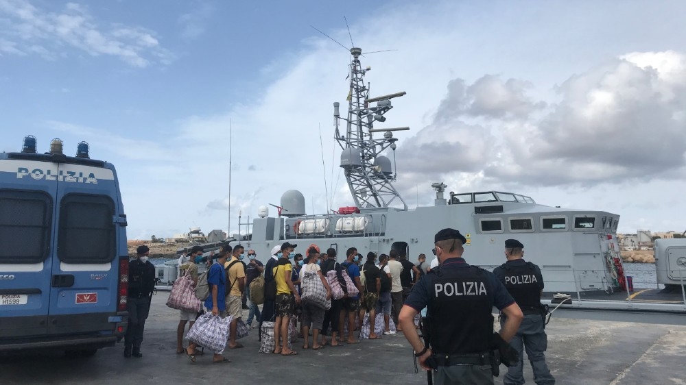 Les personnes qui ont fui les troubles en Tunisie arrivent sur l'île de Lampedusa, dans le sud de l'Italie, le 8 avril 2011. L'Italie et la France ont convenu vendredi d'effectuer des