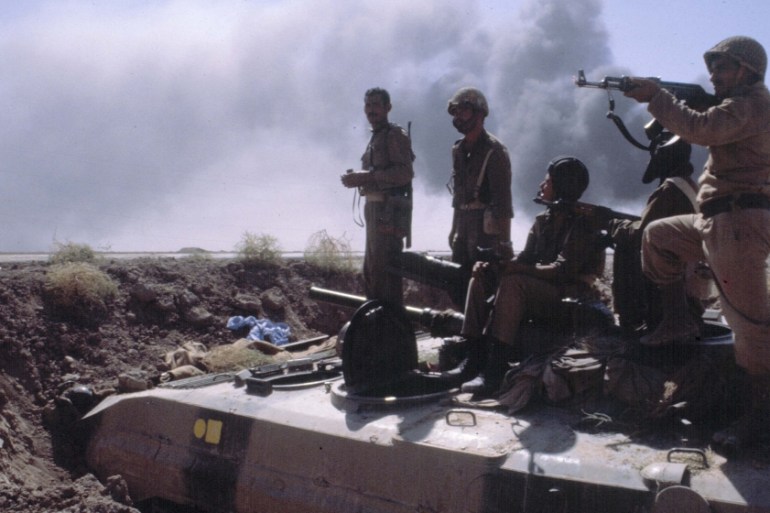 IRAN - 1980: War Iran - Iraq. Khorramchahr''s forehead(front). Armed(equipped) Iraqi. On 1980. FDM-930-8. (Photo by Francoise De Mulder/Roger Viollet via Getty Images)