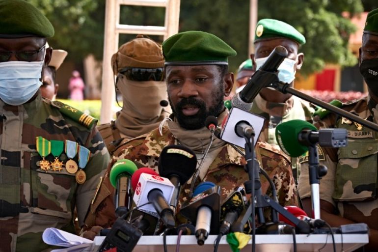 Colonel Assimi Goita (C), President of CNSP (National Committee for the Salvation of People) addresses to the press during the ceremony of the 60th anniversary of Mali''s independence in B