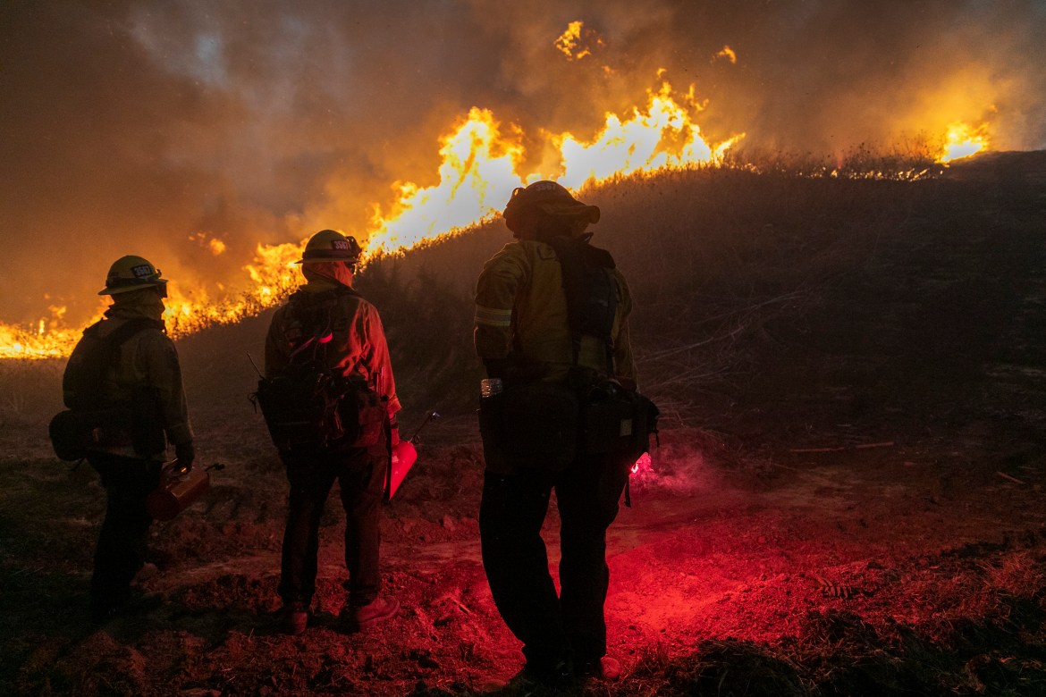 Mais de 8.200 incêndios florestais queimaram um recorde de mais de quatro milhões de acres (1,6 milhão de hectares) neste ano, mais que o dobro do recorde anterior.  [David McNew / Getty Images / AFP]