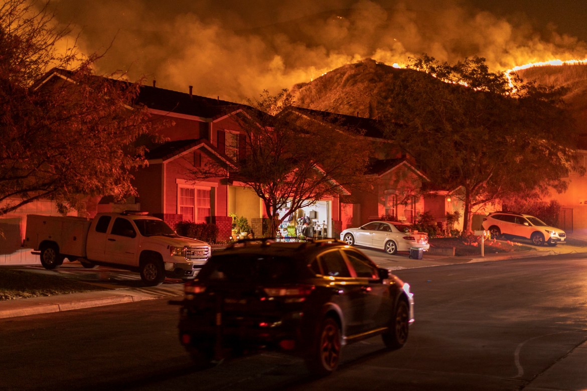 Os fortes ventos de Santa Ana levaram o Blue Ridge Fire e o Silverado Fire por milhares de hectares.  [David McNew / Getty Images / AFP]