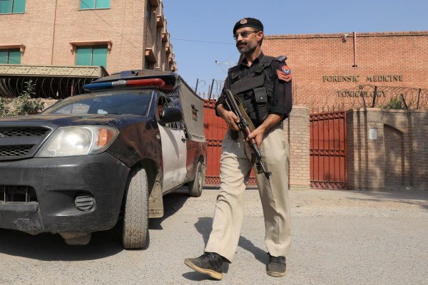 Две пакистанки бяха осъдени на смърт за убийството на техен