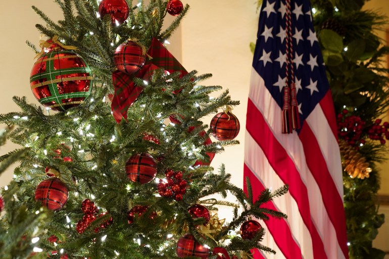 The Trumps Final White House Christmas Decorations Unveiled Us Canada Al Jazeera