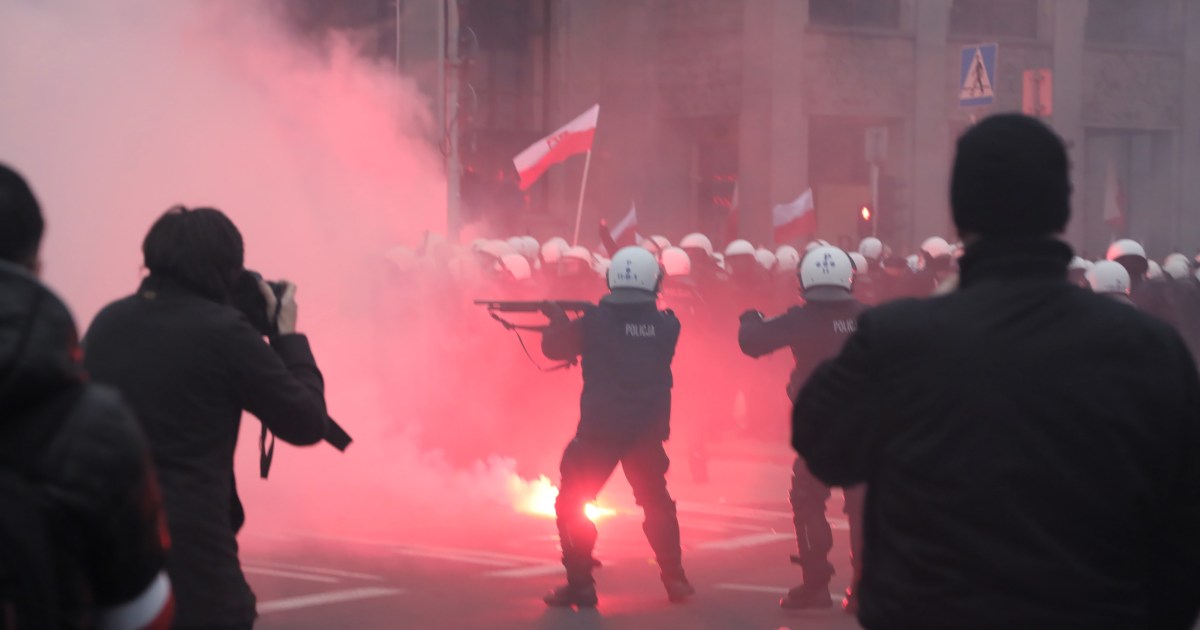Poland: Far-right ‘hooligans’ clash with police at Warsaw march