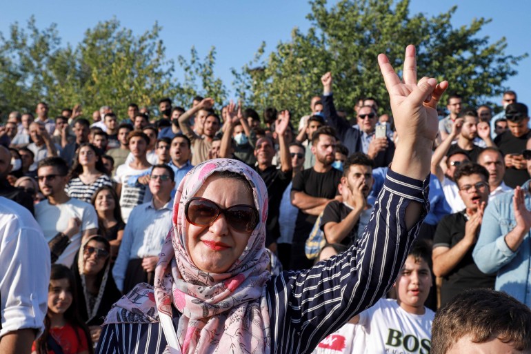 22 Ağustos 2020'de Irak'ın özerk Kürt bölgesindeki Süleymaniye'nin merkezindeki Azadi (Özgürlük) Parkı'nda bir gösteri sırasında protestocular jest, [Dosya: AFP / Shwan Mohammed]