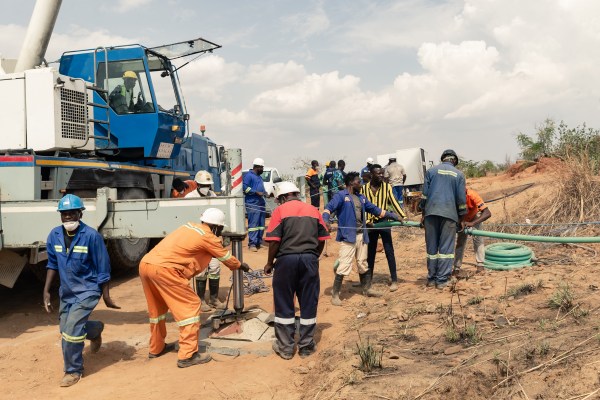 Единадесет миньори в капан след срутването на мина в Зимбабве