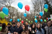 Romanian youths hold balloons with small notes to be lifted up during the International Romani Day at Herastrau Park in Bucharest on April 8, 2015 [File: AFP/Daniel Mihailescu]