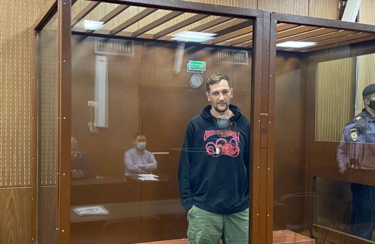 اولگ ناوالنی در سلول دادگاه ایستاده است 