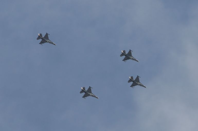 Israeli warplanes fly over the city of Ashkelo