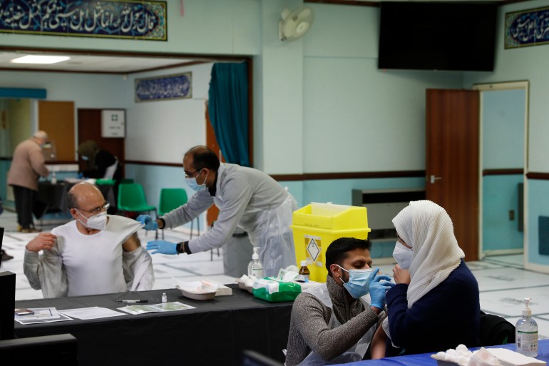 Birleşik Krallık'ta Müslümanlar camilerde aşı yaptırırken kendilerini rahat hissediyorlar