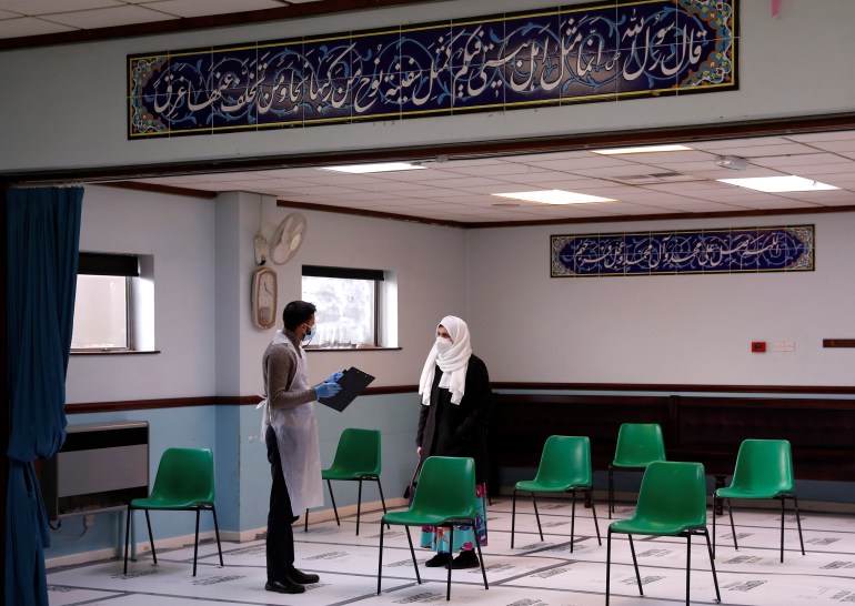 Birleşik Krallık'ta Müslümanlar camilerde aşı yaptırırken kendilerini rahat hissediyorlar 4
