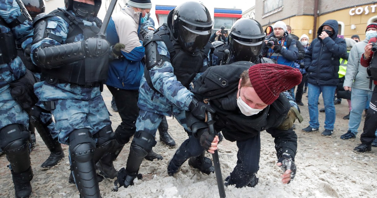 Russia expels diplomats as tensions rise over Navalny protests