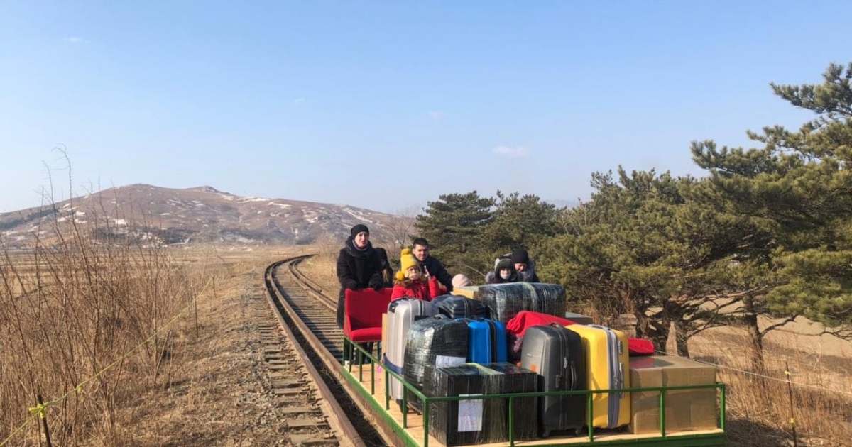 Russian diplomats use hand-pulled trolley to cross N Korea border