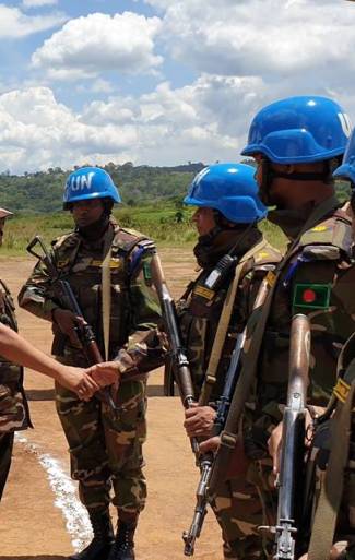 General Aziz Ahmed visits UN peacekeepers [Bangladesh Army website]