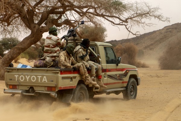 Повече от дузина нигерски войници бяха убити при нападение близо до границата с Мали