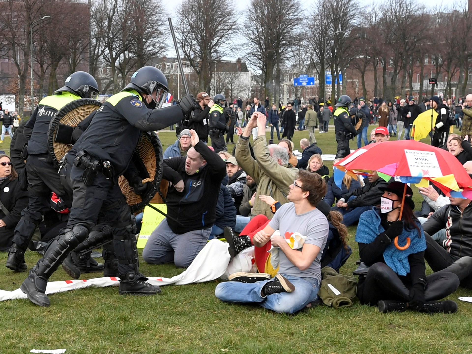 Арест гааги. Полиция Франции разгоняет демонстрантов. Протесты в Амстердаме 2022. Нидерланды антиковидные протесты. Разгон демонстрантов вснидерландах.