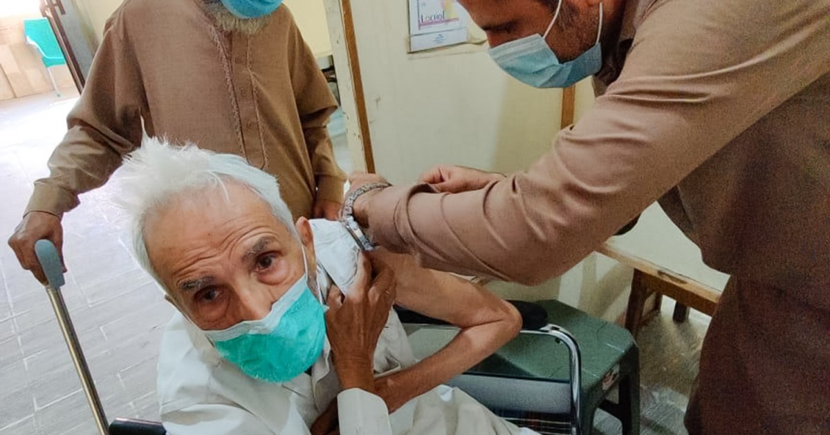 Pakistan kicks off COVID vaccination drive for senior citizens