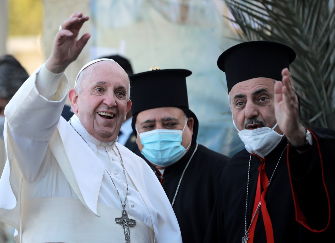 Paus Fransiskus melambai ketika dia tiba untuk mengadakan misa pertamanya di Irak, di Gereja Our Lady of Deliverance di Baghdad.  [Murtaja Lateef / EPA]