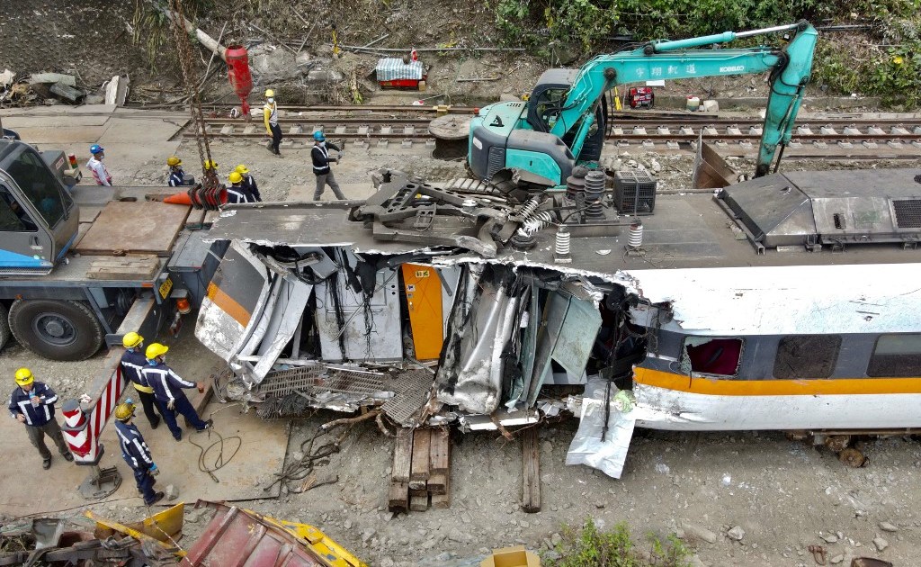 Taiwan train crash truck slid to tracks a minute before crash | Taiwan News