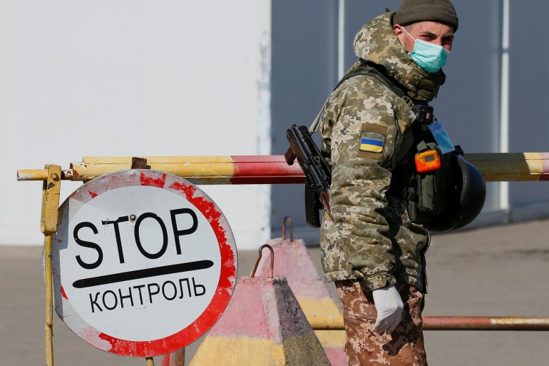 De nouveaux affrontements de première ligne entre les forces gouvernementales ukrainiennes et les forces séparatistes soutenues par la Russie ont frappé l'est de l'Ukraine ces dernières semaines [Fichier: Gleb Garanich / Reuters]