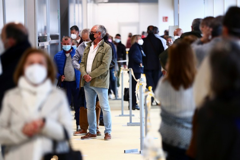 Pessoas esperam na fila para serem vacinadas na Espanha