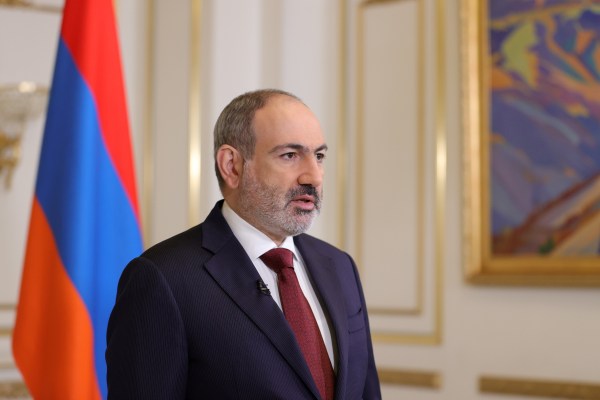Арменският премиер Никол Пашинян казва че ще отиде в Испания