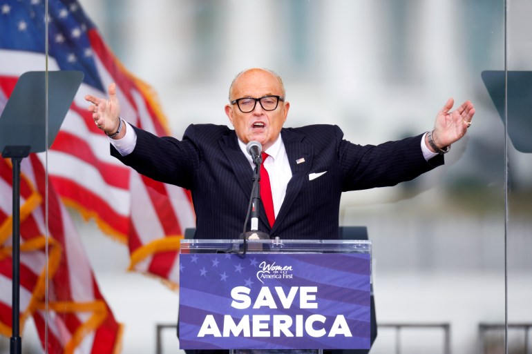 Giuliani fait des gestes en s'adressant aux partisans de Trump
