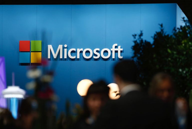 Một logo được hiển thị bên ngoài gian hàng của Microsoft Corp.  tại Đại hội Thế giới Di động ở Barcelona.