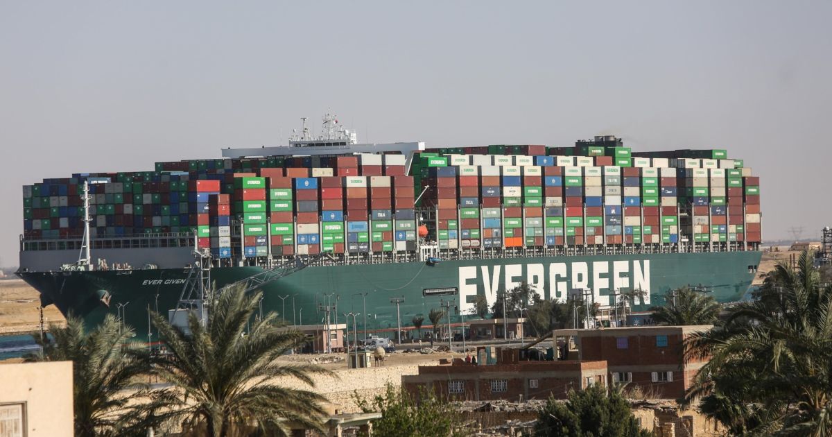Raggiunto un accordo per liberare una nave che ha bloccato il Canale di Suez  Notizie di economia e commercio