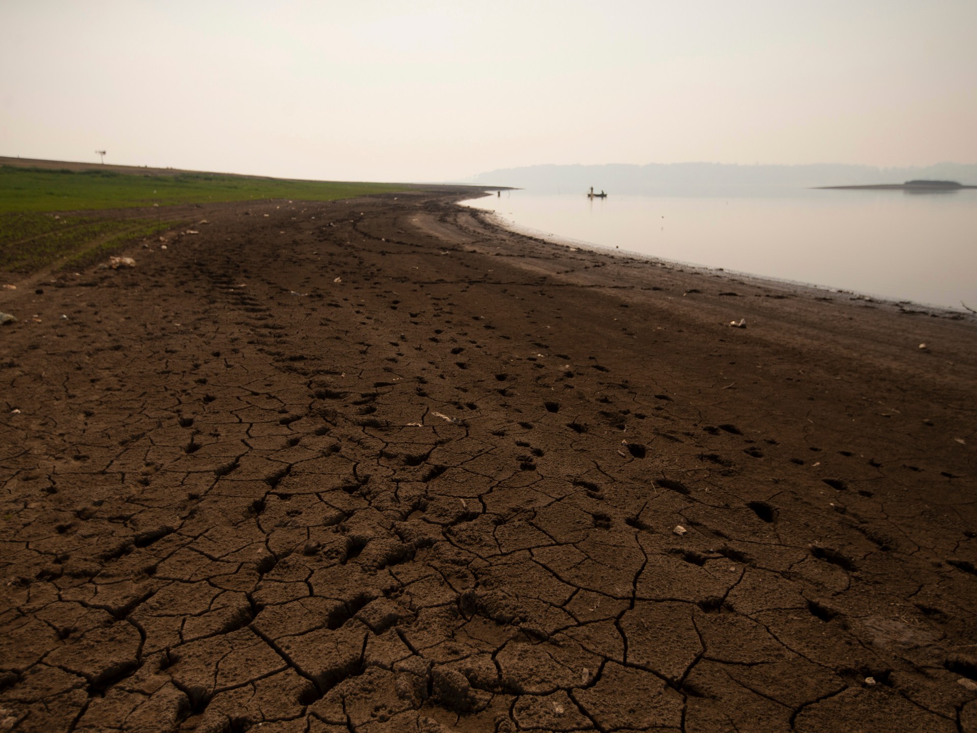 Засуха. Аномальная засуха. Засуха в Озерах. Пыльные равнины. Проходят дни высыхают океаны