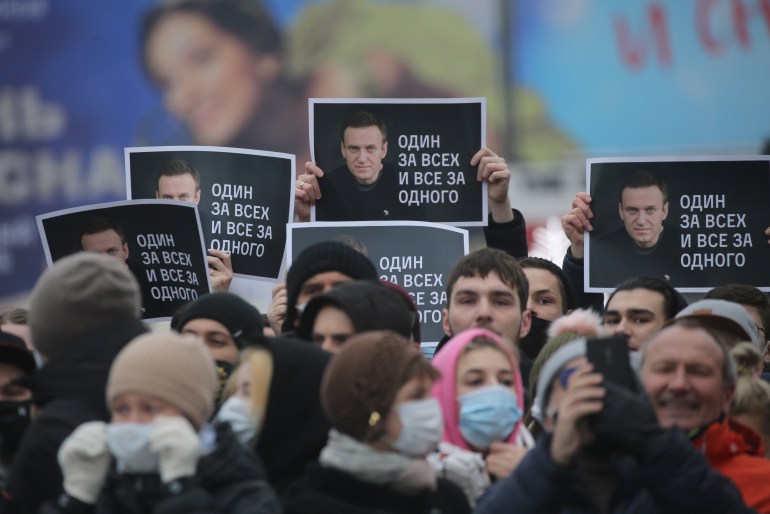 Apoiadores de Alexey Navalny protestam contra sua prisão