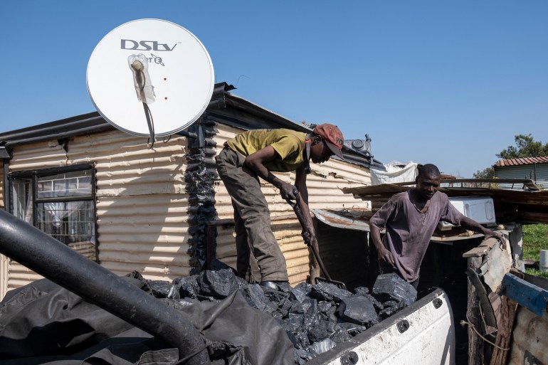 Güney Afrika'nın Ermelo kentinde işçiler kömür eleme yaparken görülüyor