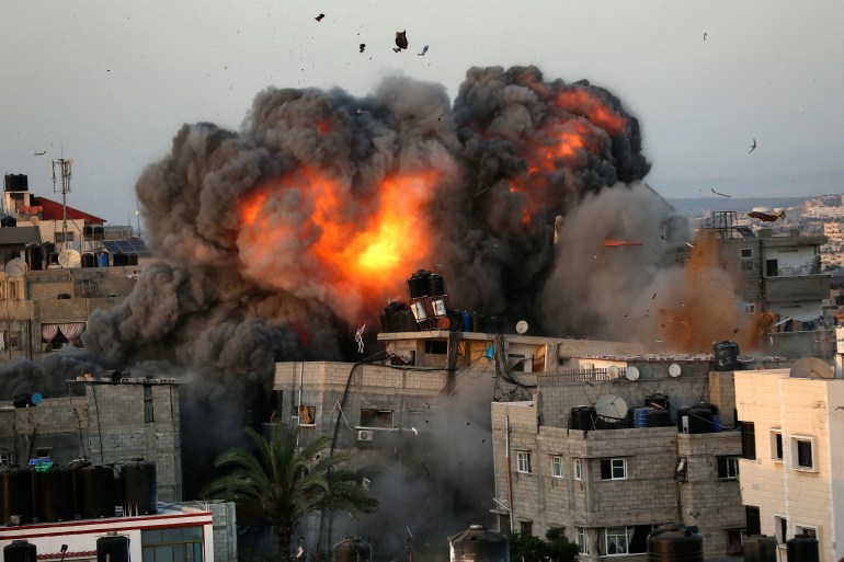 Una bola de fuego surge de un edificio en el distrito residencial Rimal de la ciudad de Gaza durante el bombardeo masivo israelí [Bashar Taleb / AFP]