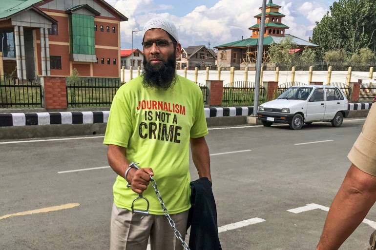Le journaliste Aasif Sultan menotté alors qu'il se rendait en garde à vue