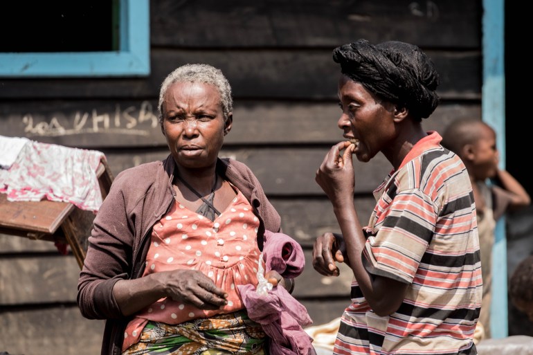 Kabugho Malimingi and Christine Mashulo, two displaced people discussing how to return to Goma after the misery of the Nyiragongo volcano eruption