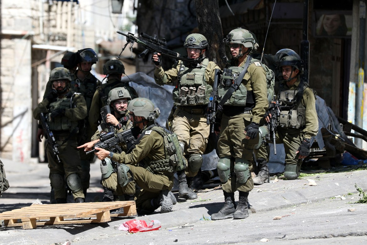 Israeli troops in the center of the West Bank.
