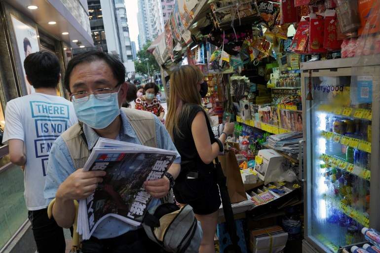 Orang-orang di Hong Kong mengantre untuk membeli edisi terakhir Apple Daily