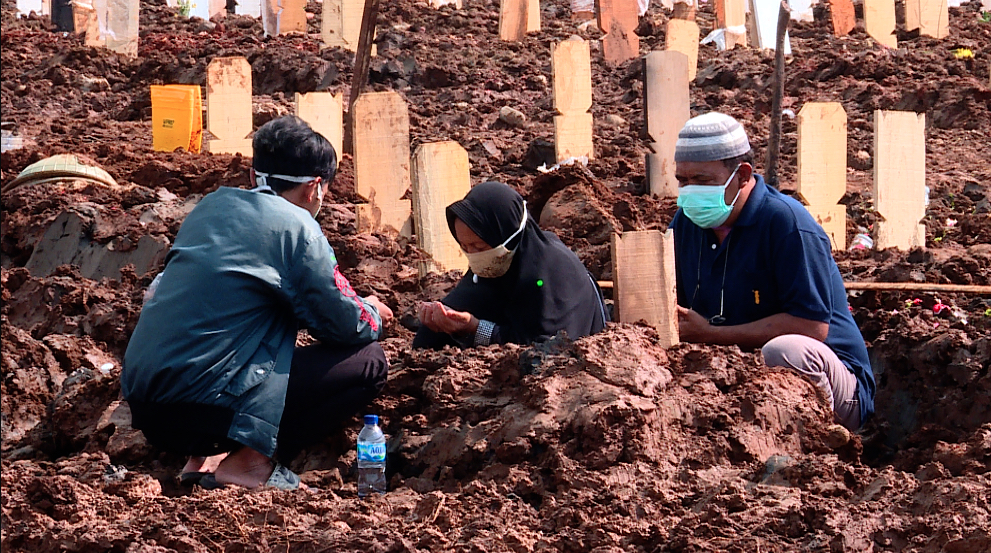 Photo of “Suddenly, she was gone”: Mud and death in Indonesia affected by the new crown pneumonia epidemic | Coronavirus pandemic news